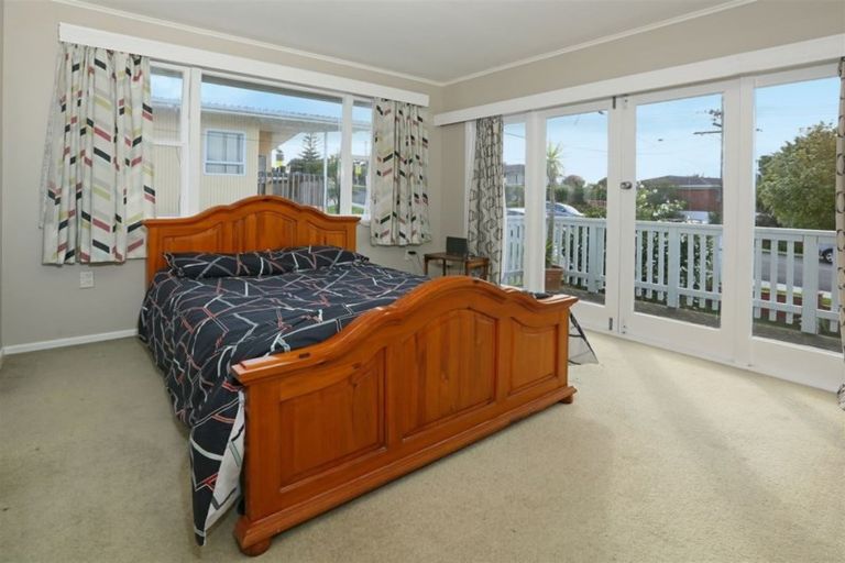 Photo of property in 72 Waimumu Road, Massey, Auckland, 0614