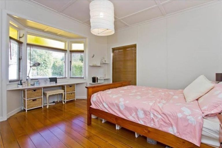 Photo of property in 2/10 Alma Street, Te Atatu South, Auckland, 0610