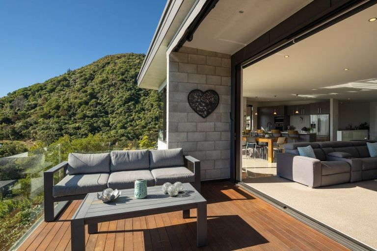 Photo of property in 27 Amelia Crescent, Waikawa, Picton, 7220