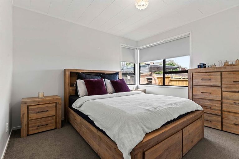 Photo of property in 1/86 Stanley Road, Glenfield, Auckland, 0629