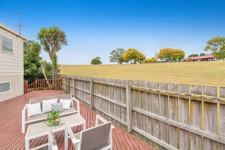 Photo of property in 2/39 Rifleman Rise, Unsworth Heights, Auckland, 0632