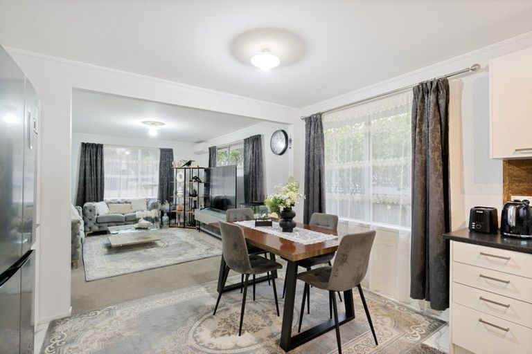 Photo of property in 69 Kemp Road, Massey, Auckland, 0614