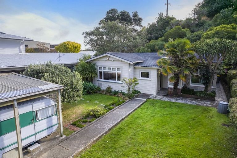Photo of property in 5 Airlie Road, Plimmerton, Porirua, 5026