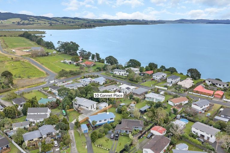 Photo of property in 10 Gannet Place, One Tree Point, 0118
