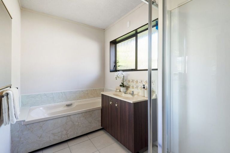 Photo of property in 4 Mosman Place, Chatswood, Auckland, 0626