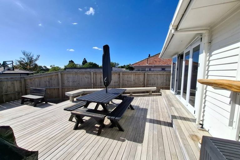 Photo of property in 21 Tarahua Road, Vogeltown, New Plymouth, 4310
