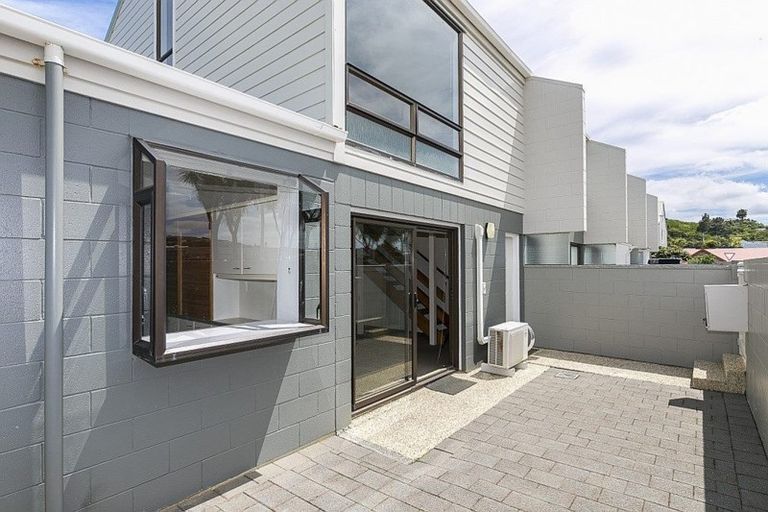 Photo of property in Lynbrae Court Flats, 22/4 Dr Taylor Terrace, Johnsonville, Wellington, 6037