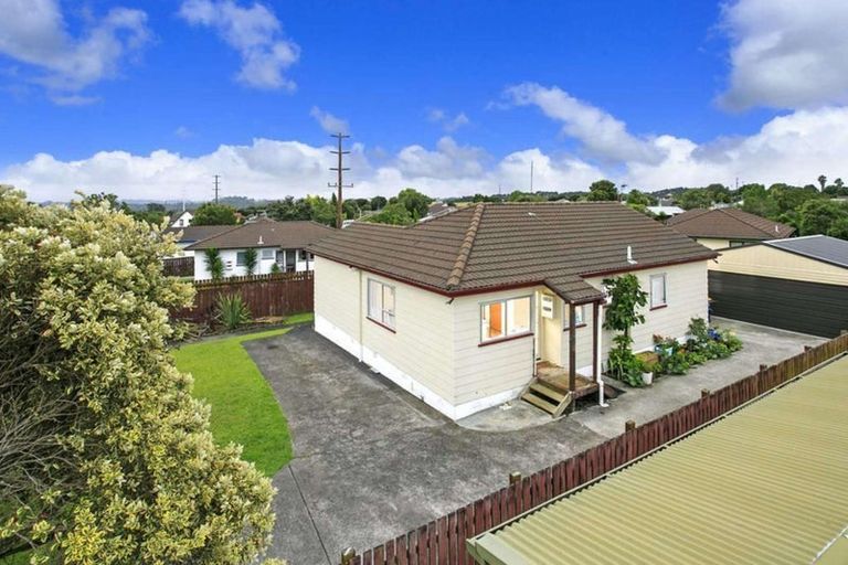 Photo of property in 37 Meadowood Drive, Unsworth Heights, Auckland, 0632