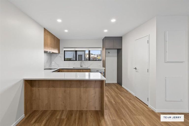 Photo of property in 2/5g Newelm Lane, Flat Bush, Auckland, 2019