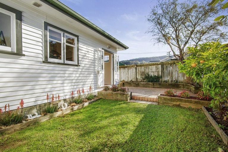 Photo of property in 1d Kereru Bend, Tawa, Wellington, 5028