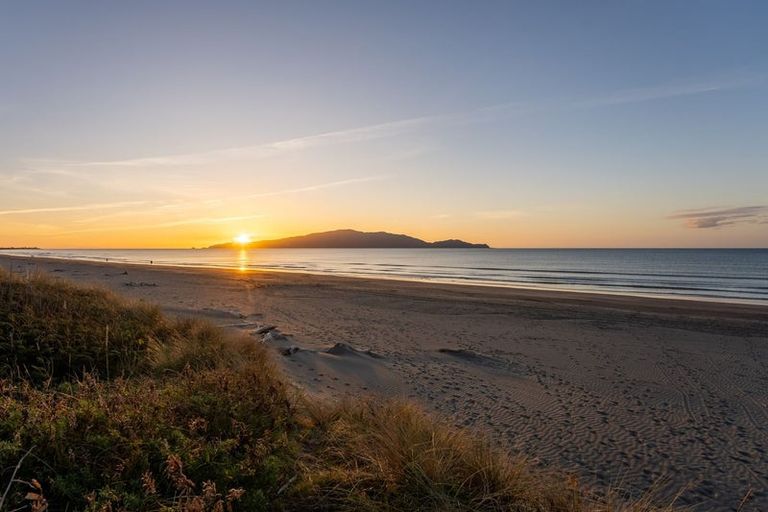 Photo of property in 116 Field Way, Waikanae Beach, Waikanae, 5036