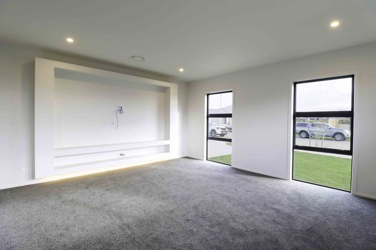 Photo of property in 42 Sardinia Grove, Fitzherbert, Palmerston North, 4410