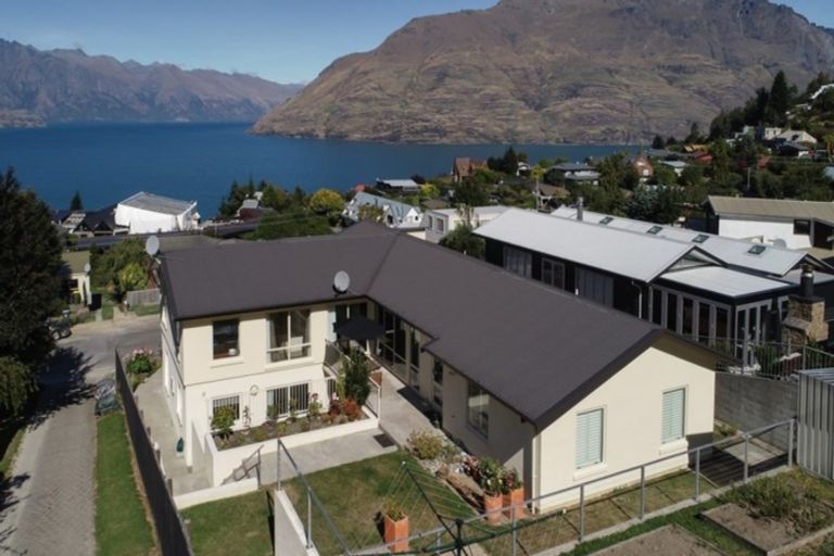 Photo of property in 28 Wynyard Crescent, Fernhill, Queenstown, 9300