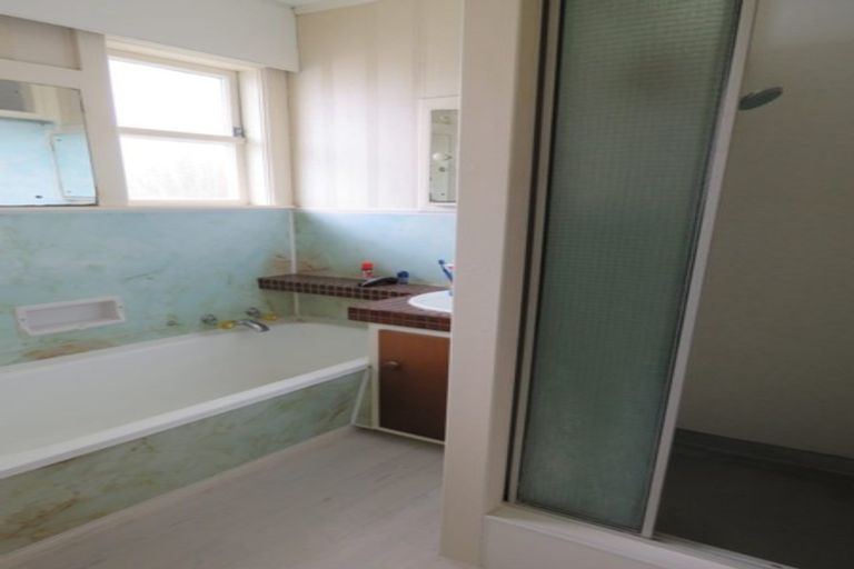 Photo of property in 33 Savoy Road, Glen Eden, Auckland, 0602