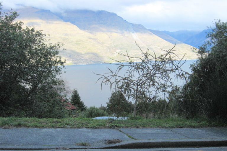 Photo of property in 20 Mckerrow Place, Sunshine Bay, Queenstown, 9300