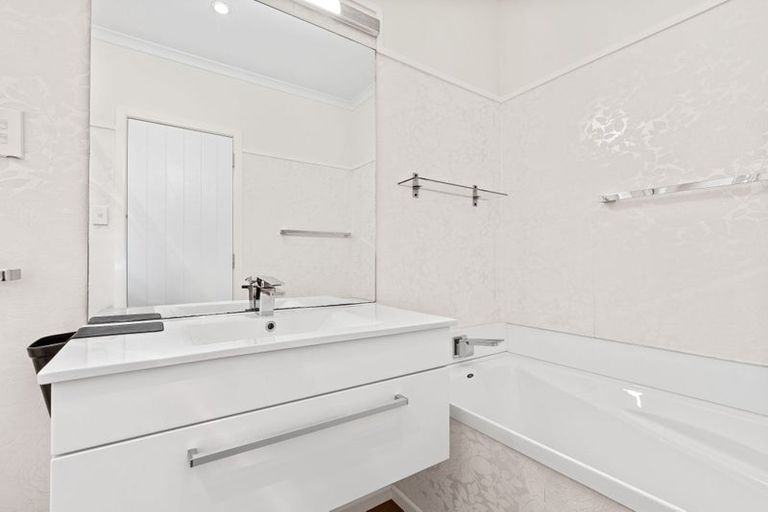 Photo of property in 73 Kawiu Road, Levin, 5510