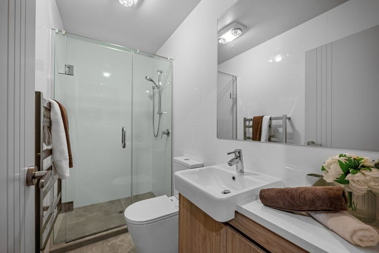 Photo of property in 2e Fowler Street, Northcote, Auckland, 0627