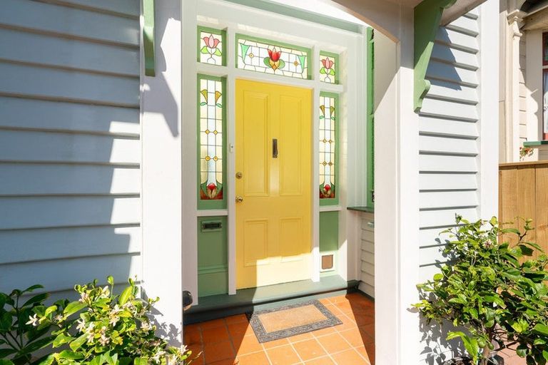 Photo of property in 16 Hawker Street, Mount Victoria, Wellington, 6011