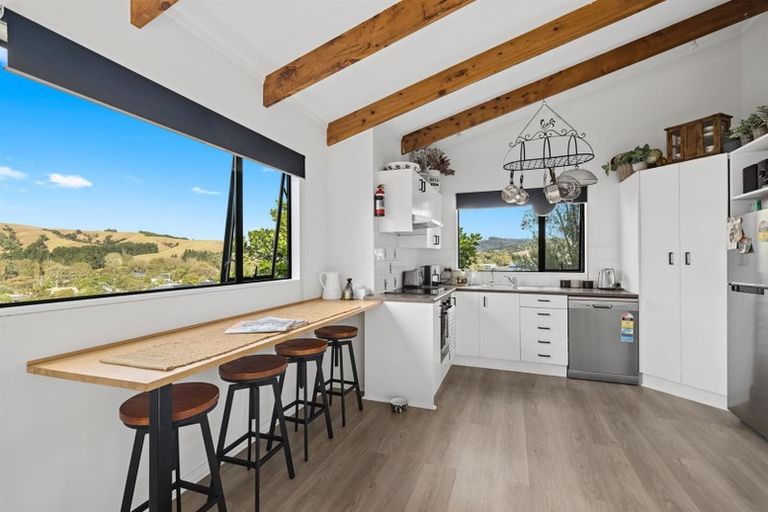 Photo of property in 15 Empressa Heights, Helensville, 0800