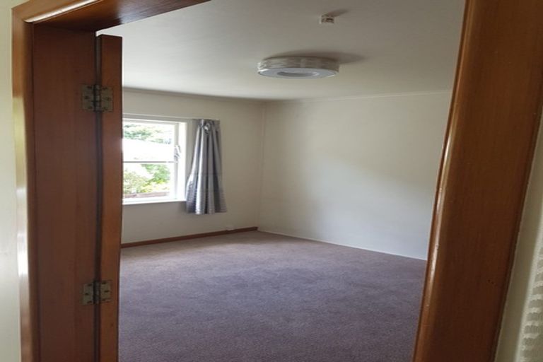 Photo of property in 2/16 Redwood Avenue, Tawa, Wellington, 5028