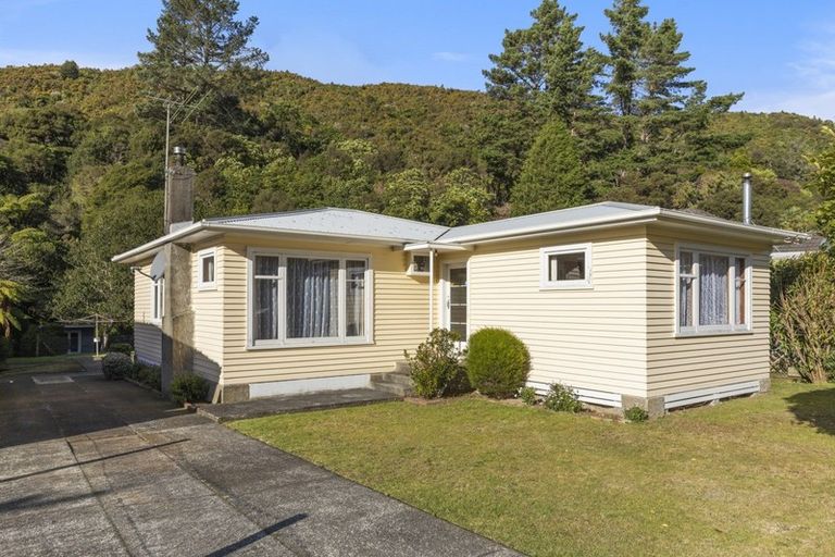 Photo of property in 17 Sunny Grove, Wainuiomata, Lower Hutt, 5014