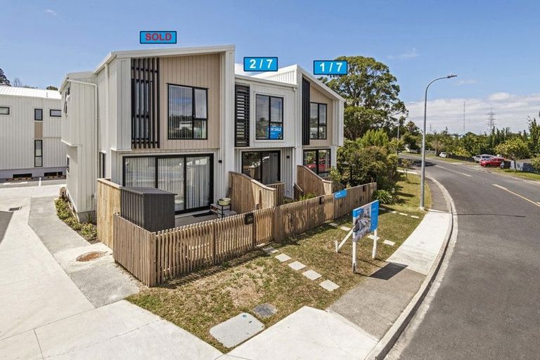 Photo of property in 1/7 Cedar Heights Avenue, Massey, Auckland, 0614