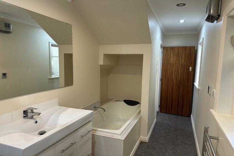 Photo of property in 42 Raroa Road, Kelburn, Wellington, 6012