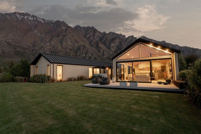 Photo of property in 10 Double Cone Road, Jacks Point, Queenstown, 9371