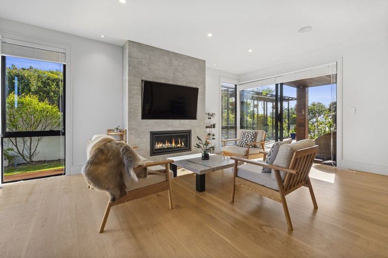 Photo of property in 37 Lake Pupuke Drive, Takapuna, Auckland, 0622
