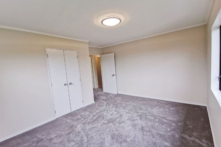 Photo of property in 2/13 Helicon Place, Totara Vale, Auckland, 0629