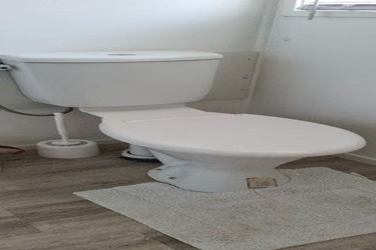 Photo of property in 2/124 Te Atatu Road, Te Atatu South, Auckland, 0610