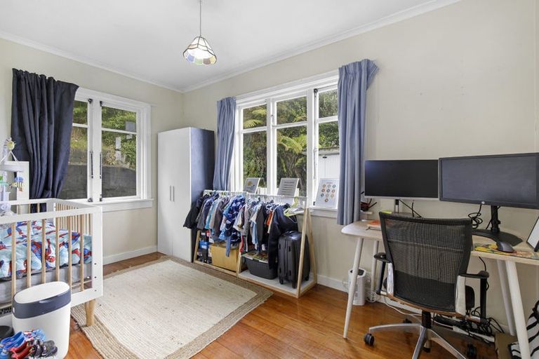 Photo of property in 33 Woodvale Grove, Fairfield, Lower Hutt, 5011