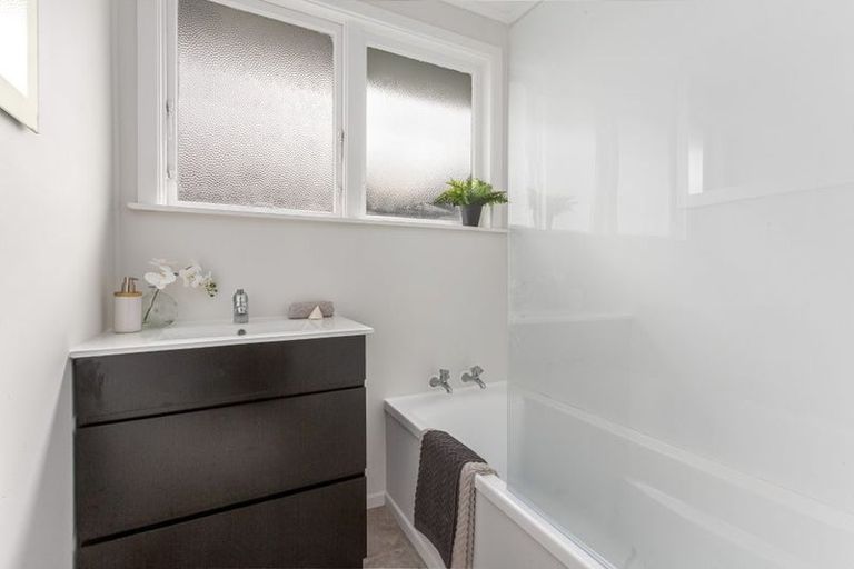 Photo of property in 32 Beauzami Crescent, Ascot Park, Porirua, 5024