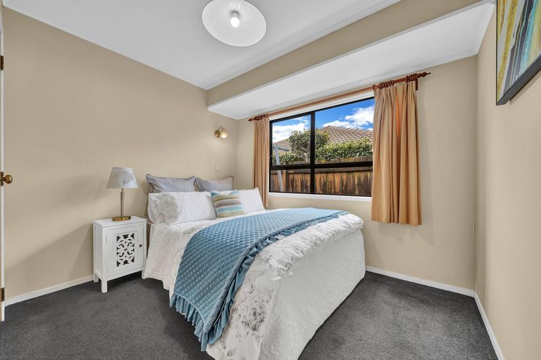 Photo of property in 16 Westholm Way, Pahurehure, Papakura, 2113