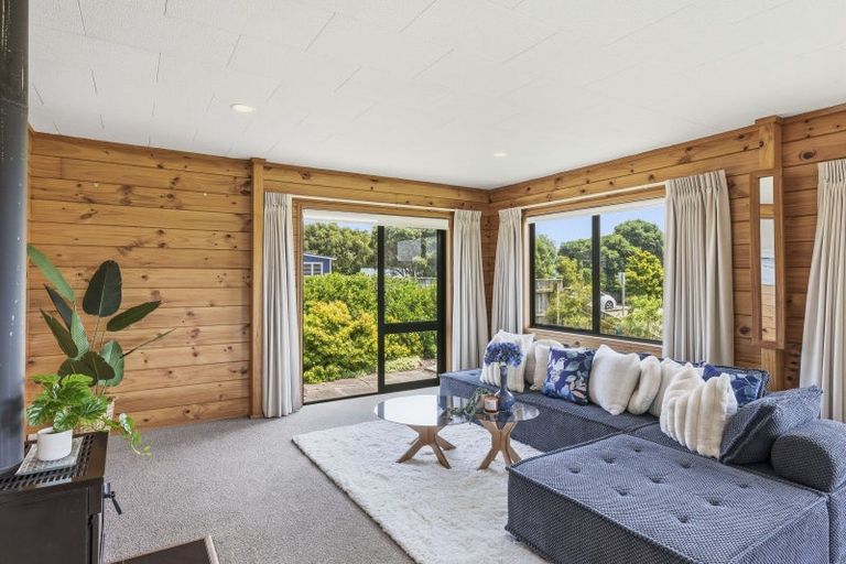 Photo of property in 130 Renown Road, Raumati South, Paraparaumu, 5032