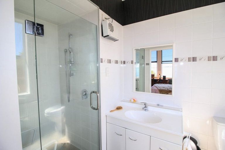 Photo of property in 160 Marine Parade, Bluff, 9814