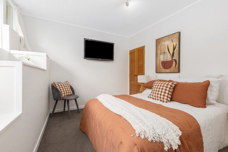 Photo of property in 142 The Ridgeway, Mornington, Wellington, 6021