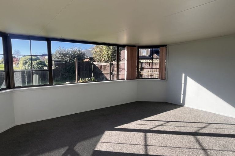 Photo of property in 32 Karnak Crescent, Russley, Christchurch, 8042