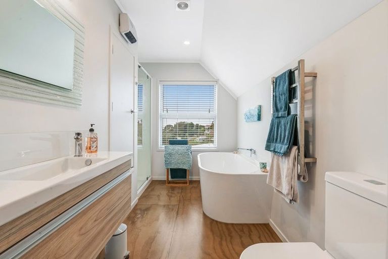 Photo of property in 25 Moffat Road, Red Beach, 0932