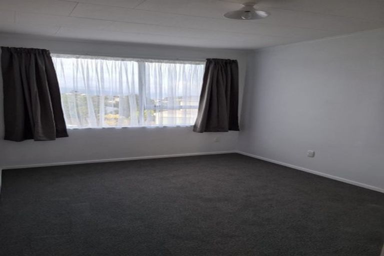 Photo of property in 4 Stroud Way, Newlands, Wellington, 6037