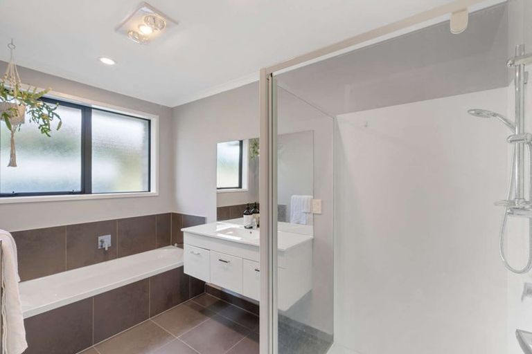 Photo of property in 44 Ripple Grove, Waiuku, 2123