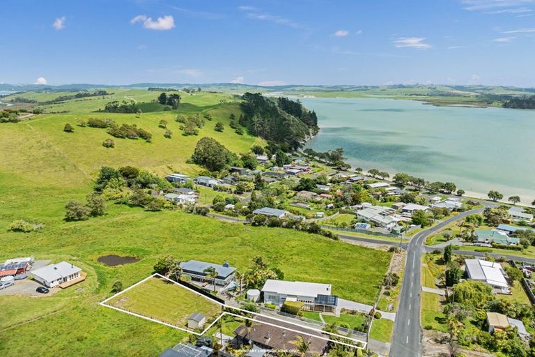 Photo of property in 26 Oxford Street, Whakapirau, 0583