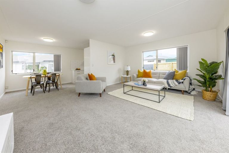 Photo of property in 2/7 Barneys Farm Road, Clendon Park, Auckland, 2103