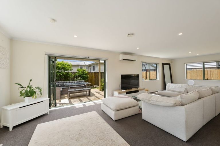 Photo of property in 33 Woodford Avenue, Henderson, Auckland, 0610