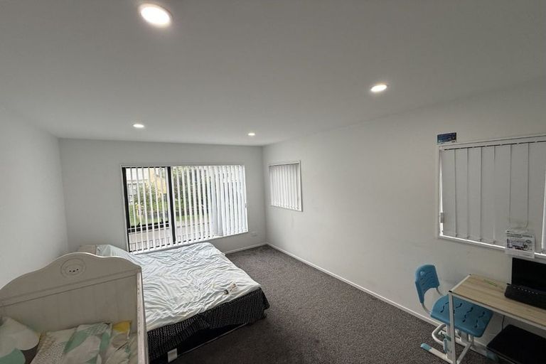 Photo of property in 5/12 Bangla Place, Massey, Auckland, 0614