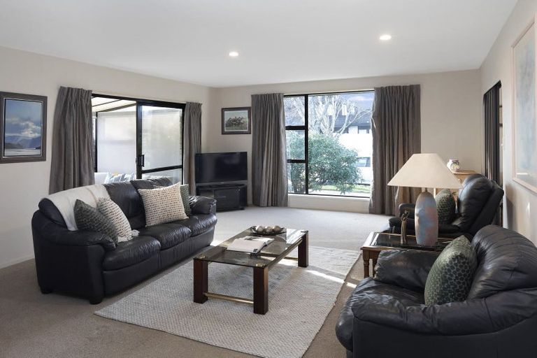 Photo of property in 9 Harkness Place, Avonhead, Christchurch, 8042