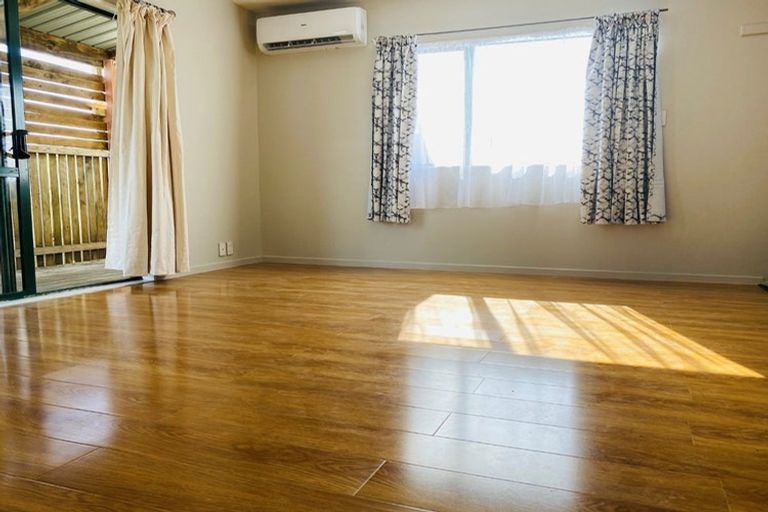 Photo of property in 82 Sykes Road, Weymouth, Auckland, 2103