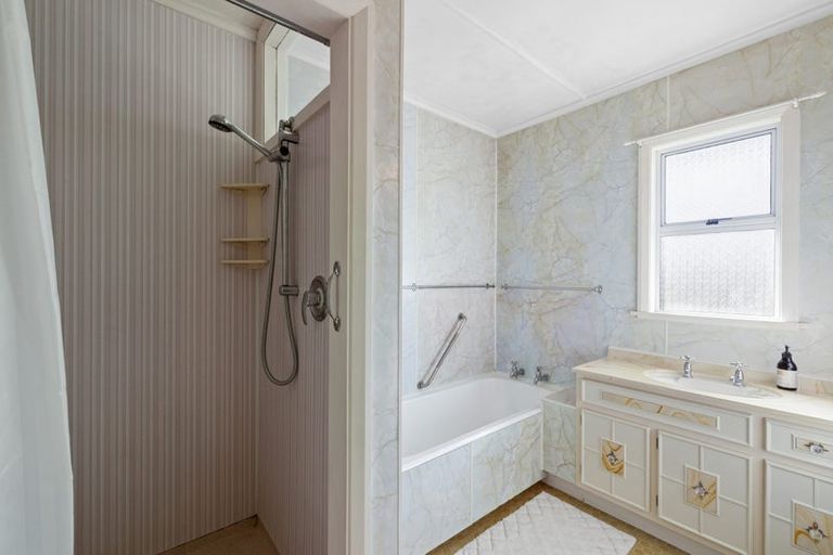 Photo of property in 42 Queens Road, Glen Avon, New Plymouth, 4312