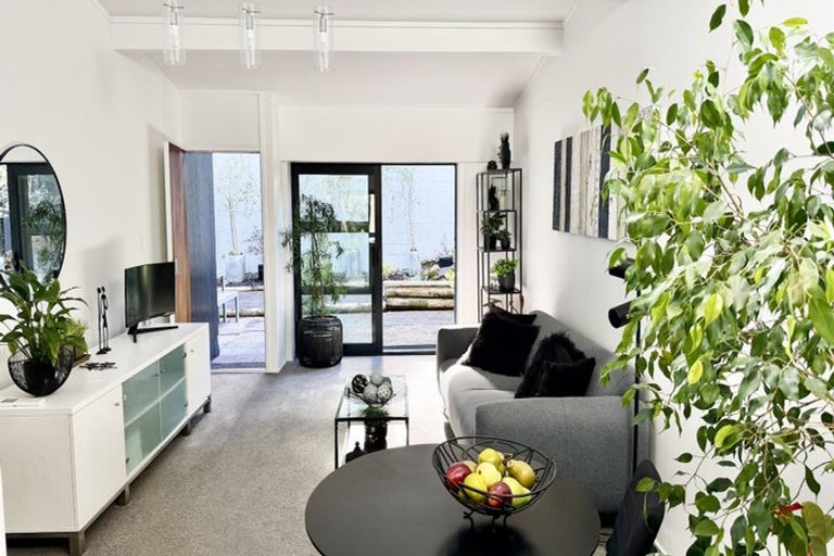Photo of property in 1/9a Wyvern Place, Glenfield, Auckland, 0629