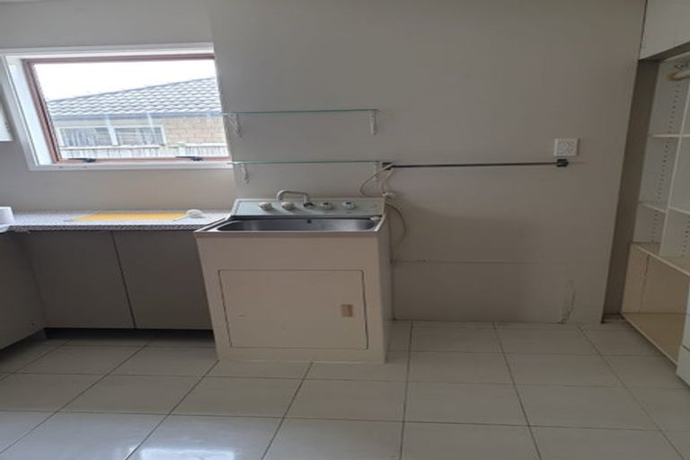 Photo of property in 72 Prince Regent Drive, Half Moon Bay, Auckland, 2012